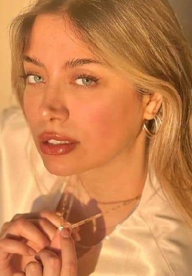 Camila from Brazil, online for video chat